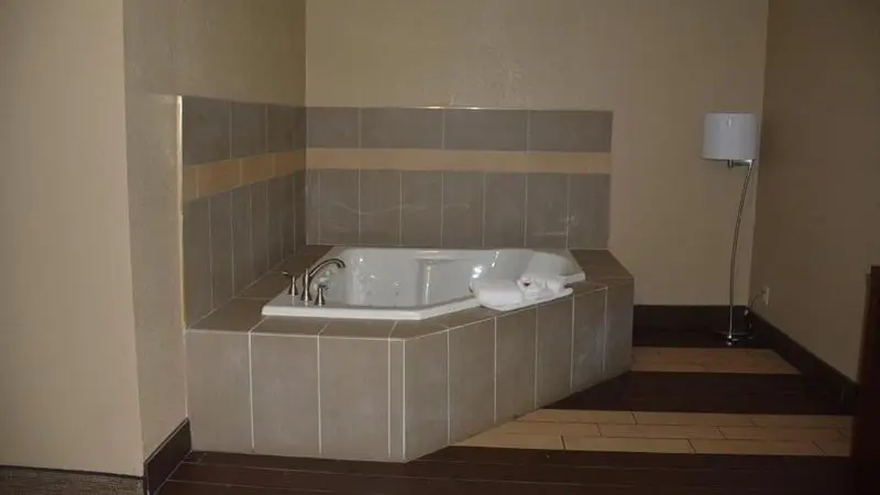 In-room hot tub at Super 8 by Wyndham Altoona in Altoona, IA