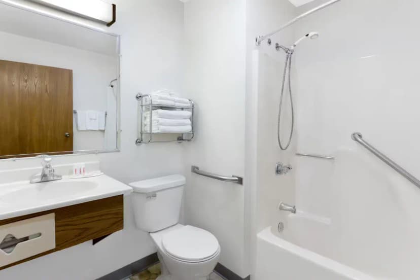 Hotels with jacuzzi in room in Antigo
