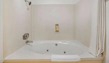 Hotels with jacuzzi in room in Auburn