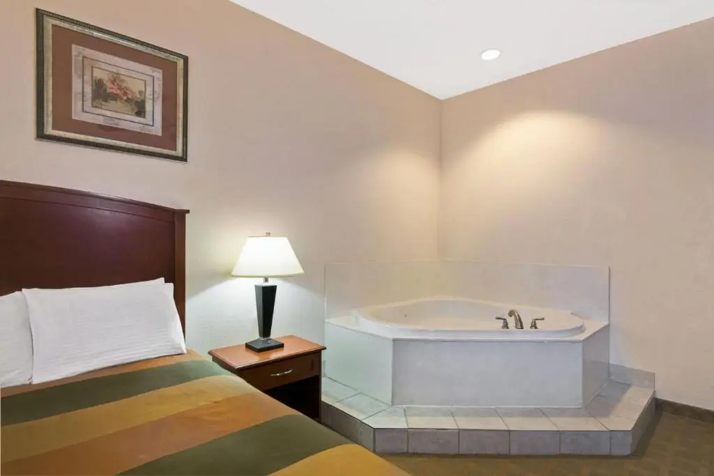 Hotels with jacuzzi in room in Austin