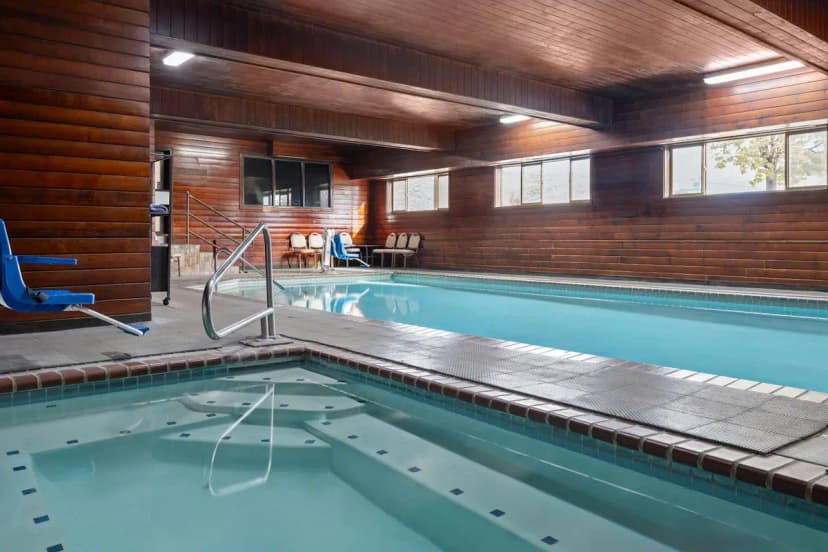 Hotels with jacuzzi in room in Baker City
