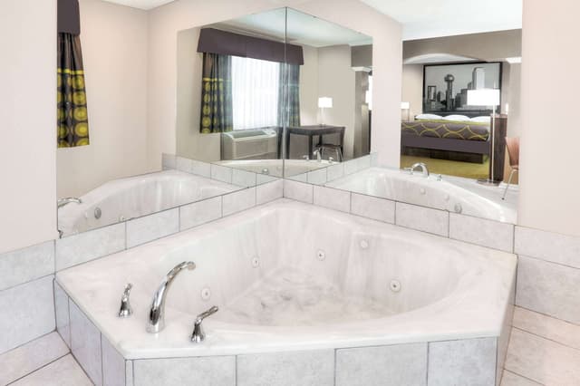 Jetted bathtub