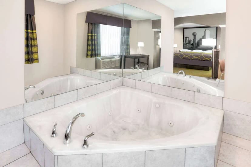 Hotels with jacuzzi in room in Bedford