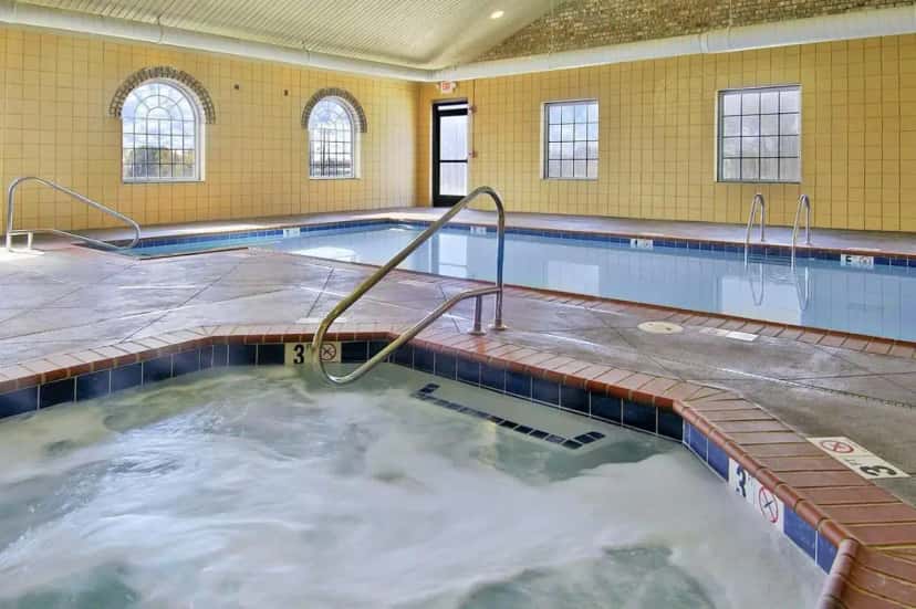 In-room hot tub at Super 8 by Wyndham Bowling Green North in Bowling Green, KY