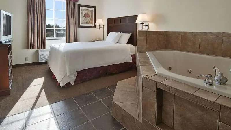 In-room hot tub at Super 8 by Wyndham Bowling Green North in Bowling Green, KY