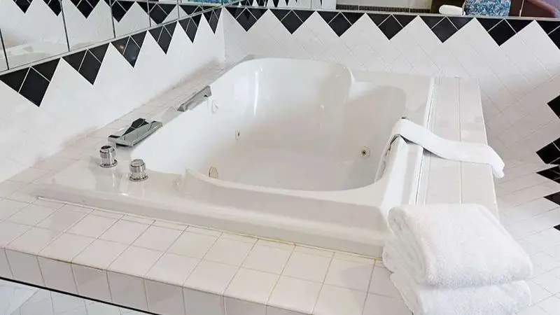 Hotels with jacuzzi in room in Canonsburg