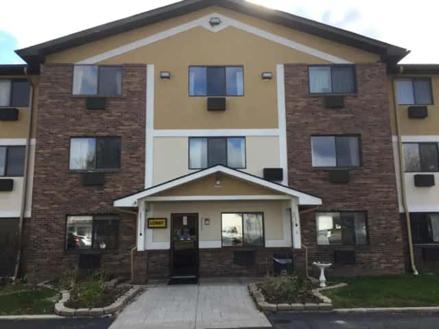 Super 8 by Wyndham Canton / Livonia Area — guest room