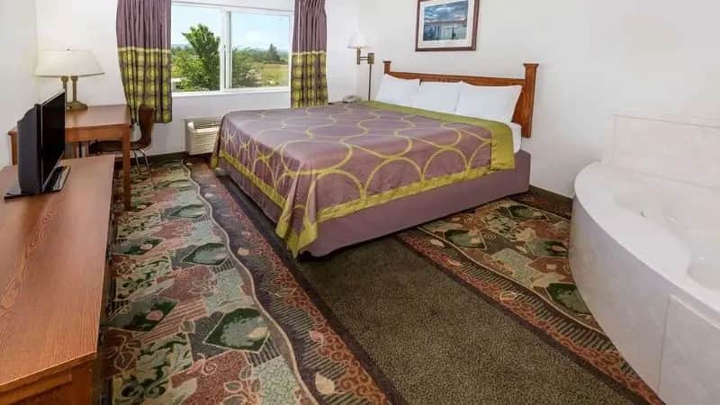 Super 8 by Wyndham Central Pt Medford hotel photo 1 in Medford, Oregon