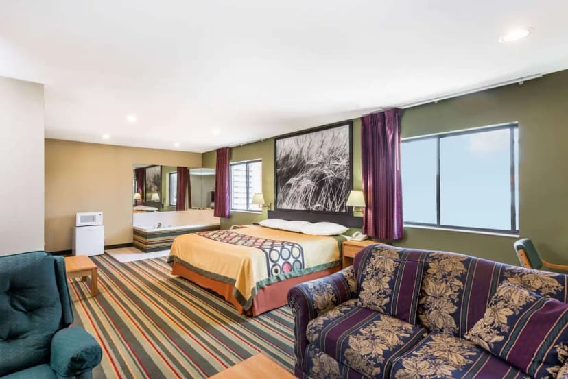 Hotels with jacuzzi in room in Chanute