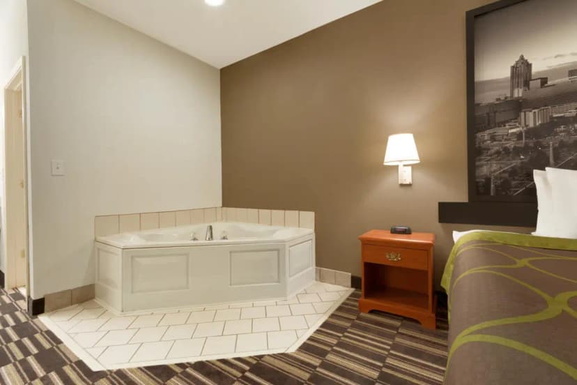 Hotels with jacuzzi in room in Chatsworth