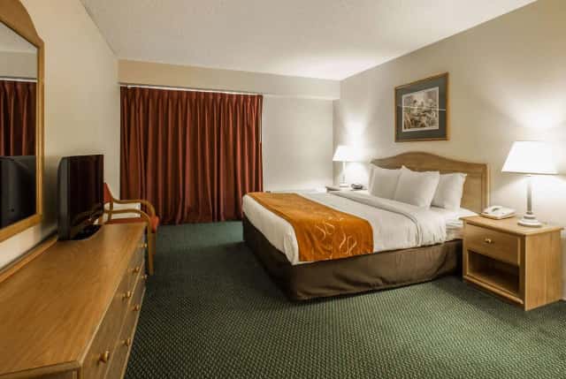 Super 8 by Wyndham Cherokee — guest room