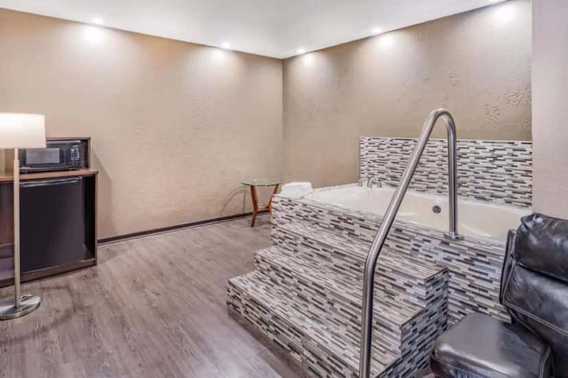 In-room hot tub at Super 8 by Wyndham Columbia in Columbia, TN
