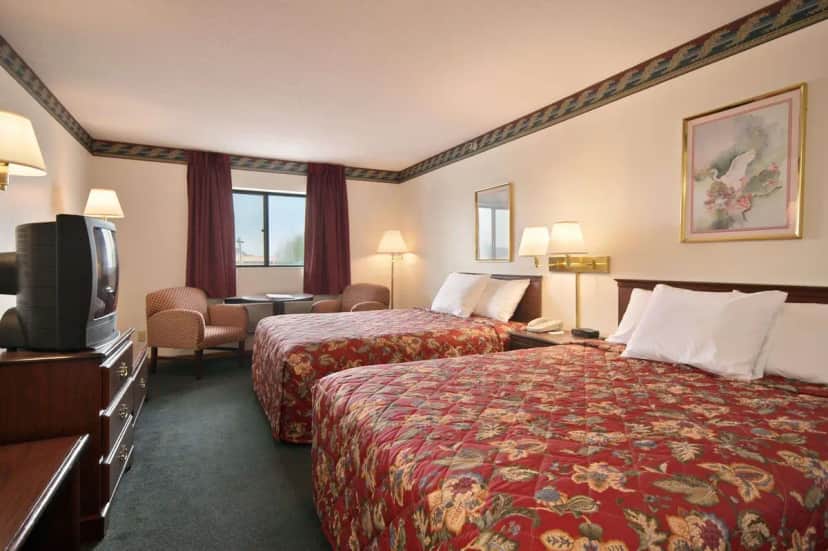 Super 8 by Wyndham Crawfordsville — guest room