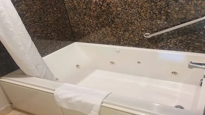 Hotels with jacuzzi in room in Cypress