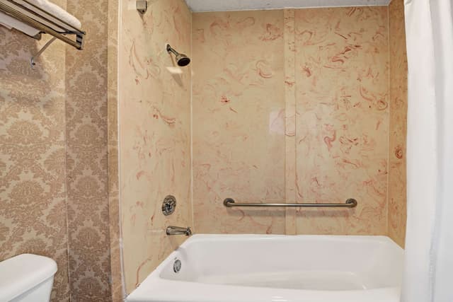 Deep soaking bathtub