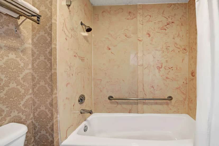 Deep soaking bathtub at Super 8 by Wyndham Dallas South