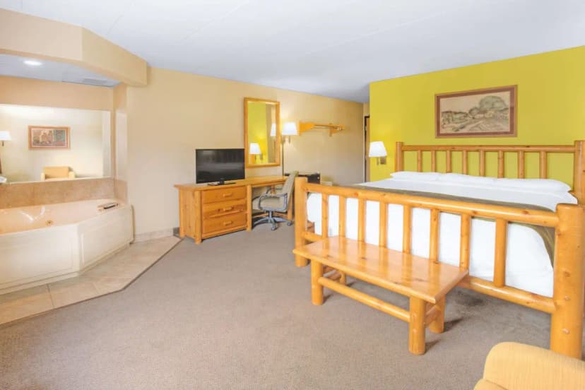Hotels with jacuzzi in room in Davenport