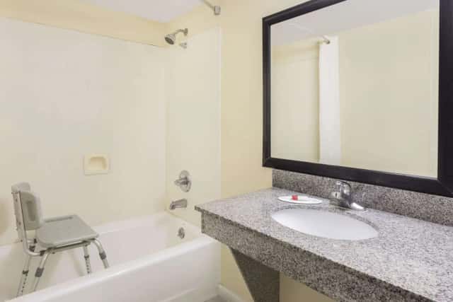 Deep soaking bathtub