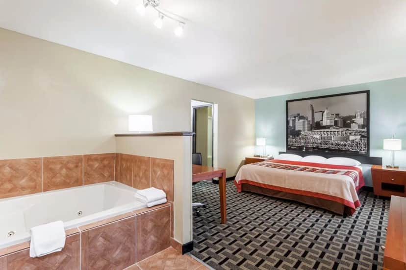 Super 8 by Wyndham Eddyville/Kuttawa hotel photo 1 in Eddyville, Kentucky