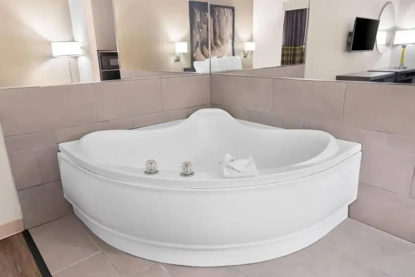 Hotels with jacuzzi in room in Forest Hill