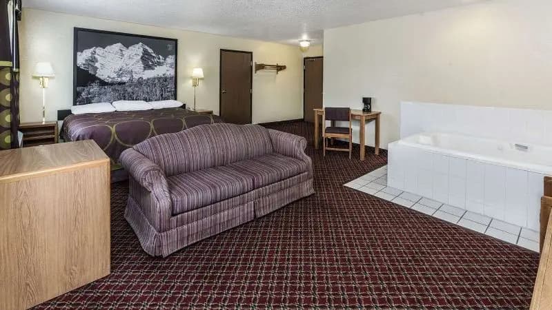 Hotels with jacuzzi in room in Fountain