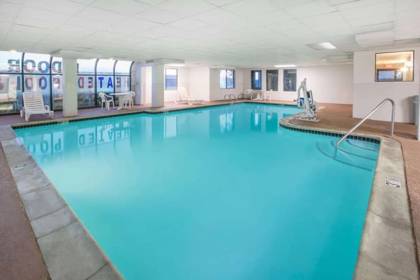 Hotels in Garland with a jacuzzi in the room