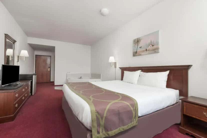 In-room jacuzzi tub at Super 8 by Wyndham Grayson in Grayson, KY