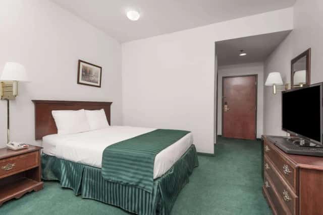 Super 8 by Wyndham Grayson — guest room