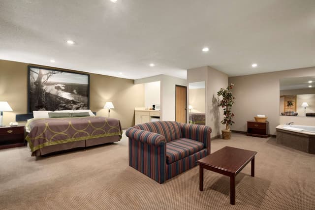 Jetted bathtub