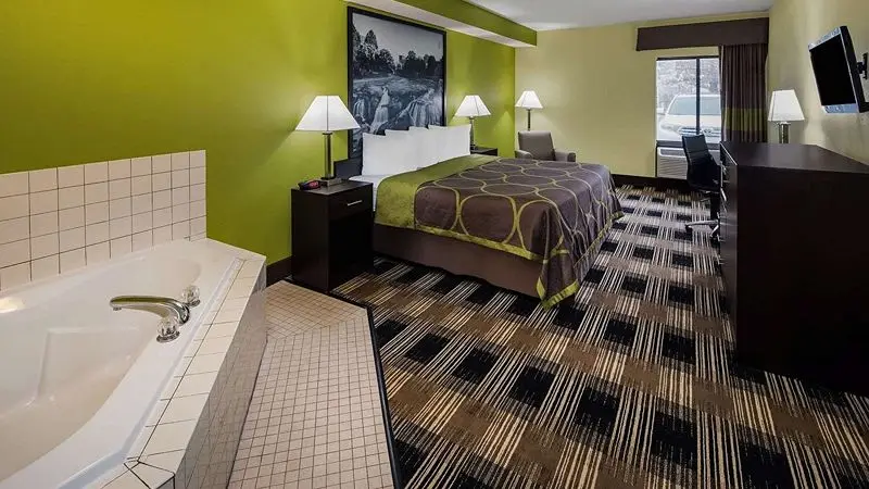 Hotels with jacuzzi in room in Greer