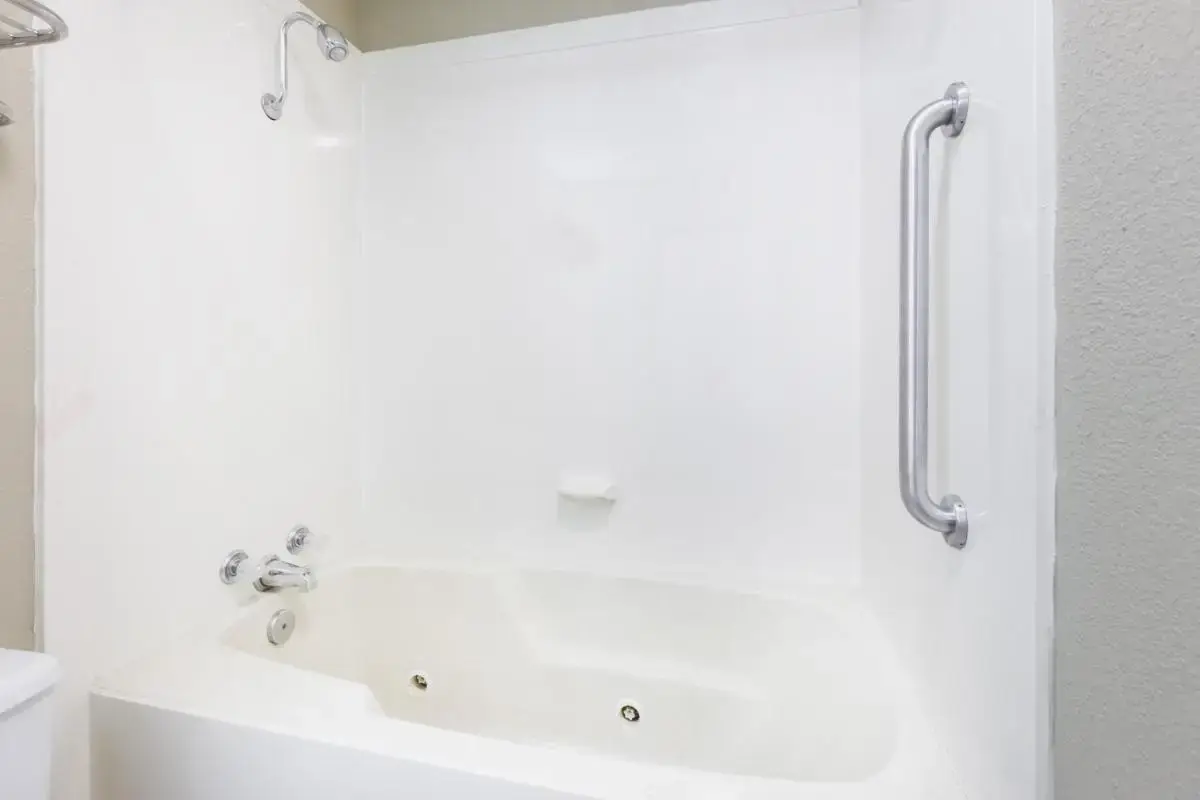 Hotels with jacuzzi in room in Harrison