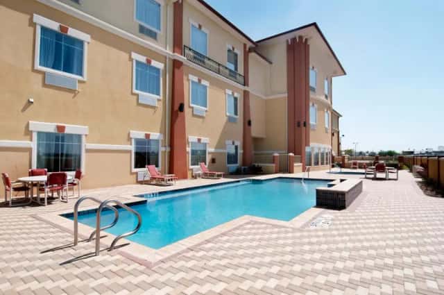 Super 8 by Wyndham Hidalgo/McAllen Area — guest room