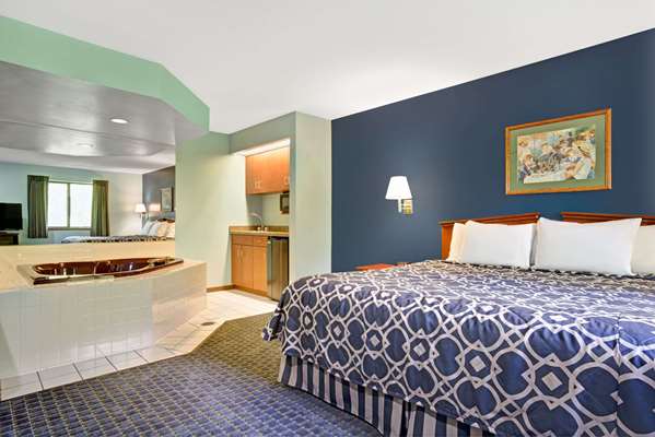 Hotels with jacuzzi in room in Hudson