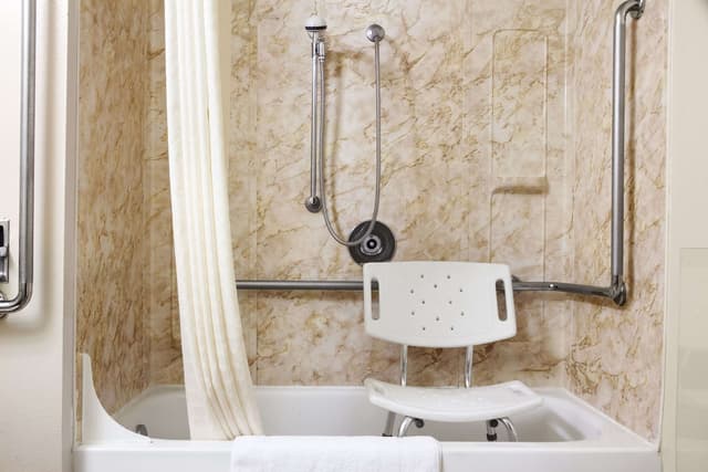 Jetted bathtub