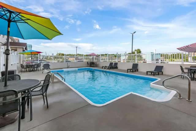 Super 8 by Wyndham Independence Kansas City — guest room