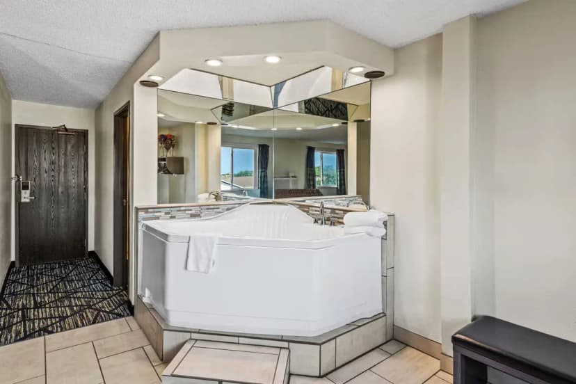 Hotels with jacuzzi in room in Independence