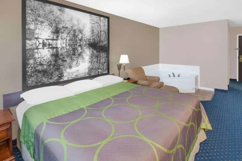 In-room hot tub at Super 8 by Wyndham Lowell/Bentonville/Rogers Area in Bella Vista, AR
