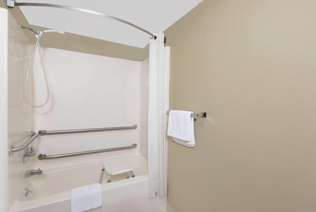 Deep soaking bathtub
