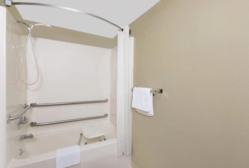 Hotels with jacuzzi in room in Macomb