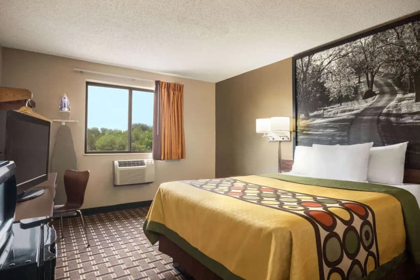 Hotels with jacuzzi in room in Mayfield