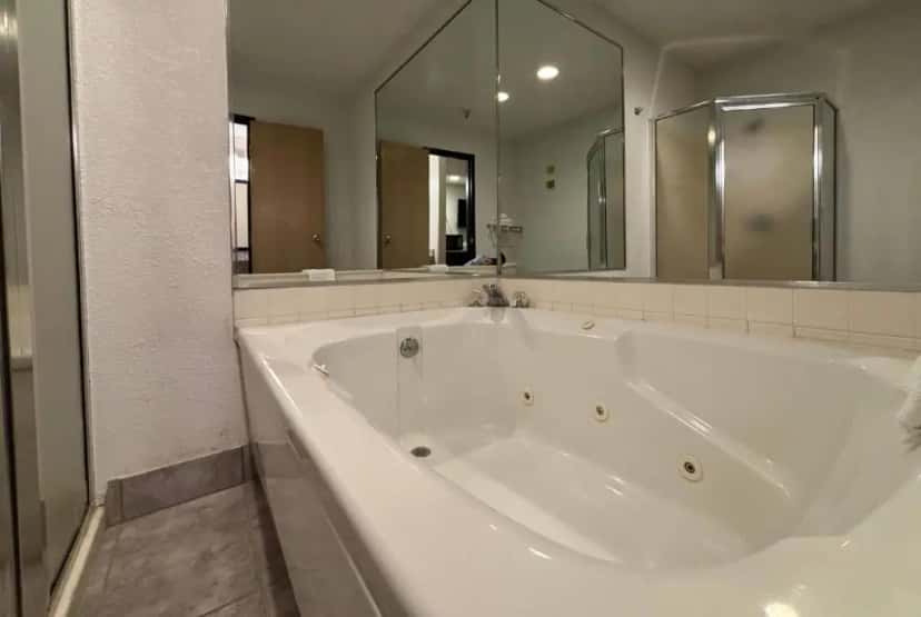 In-room hot tub at Super 8 by Wyndham Metropolis in Metropolis, IL