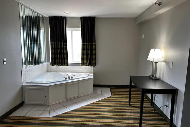 Jetted bathtub