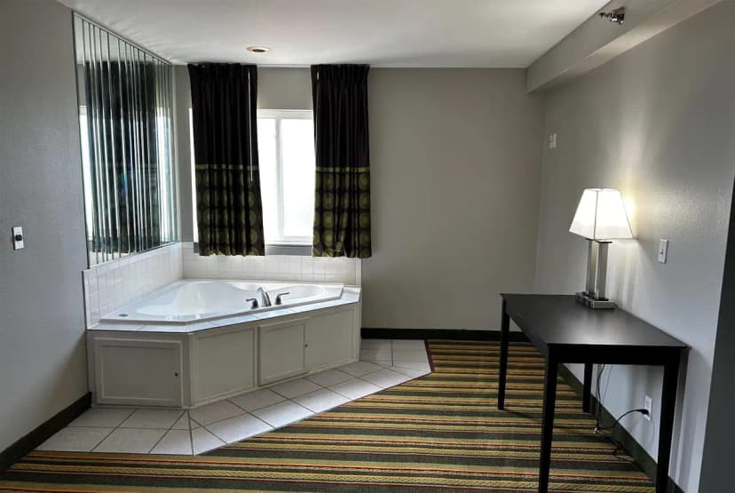 Hotels with jacuzzi in room in Mound City