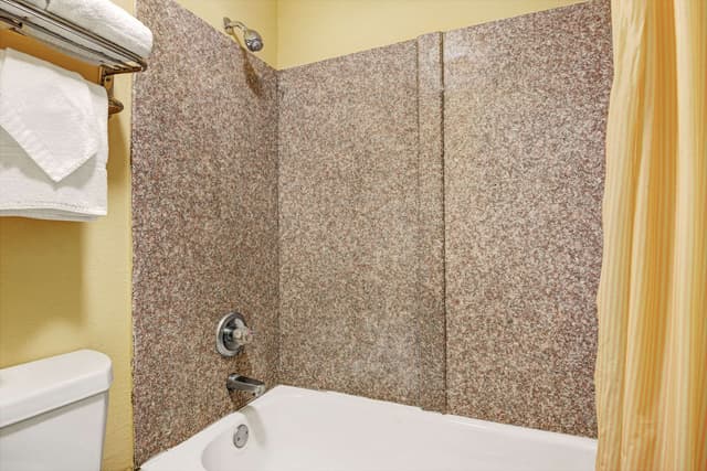 Deep soaking bathtub