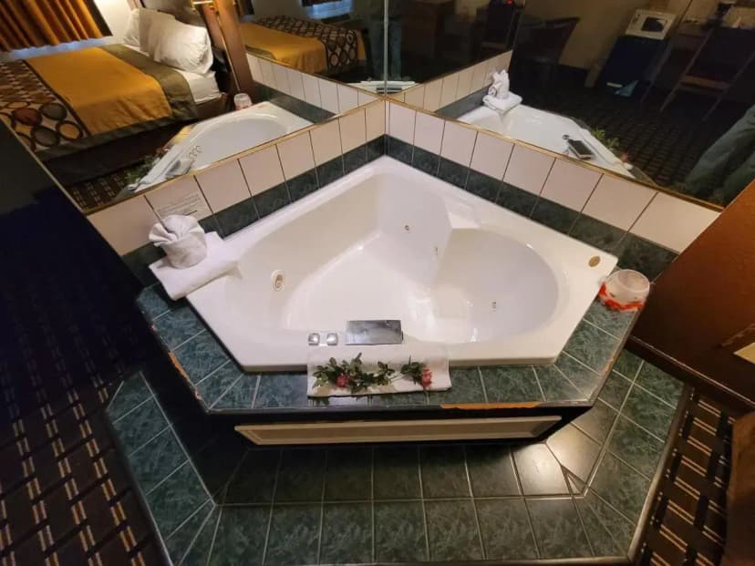 Hotels with jacuzzi in room in New Philadelphia
