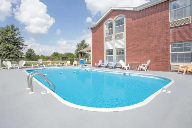 Super 8 by Wyndham Nixa/Springfield Area — guest room