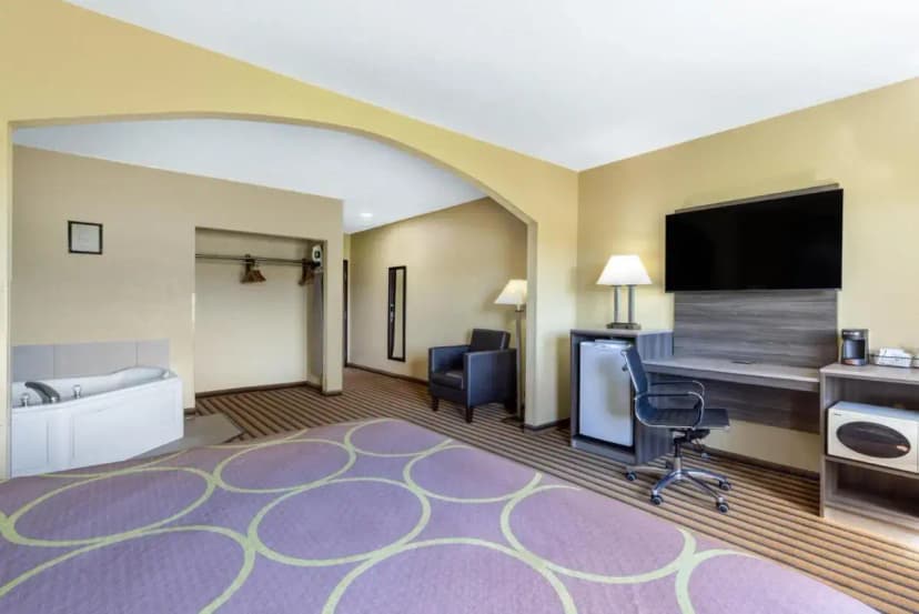 Hotels with jacuzzi in room in Nixa