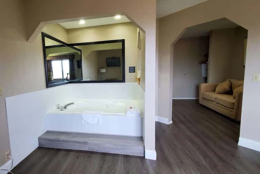 Deep soaking tub at Super 8 by Wyndham Paris in Paris, TN