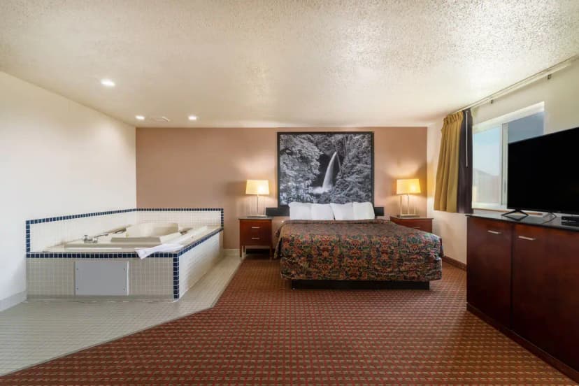 Hotels with jacuzzi in room in Pendleton
