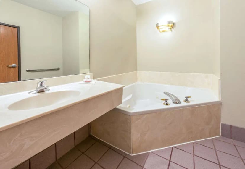 Hotels with jacuzzi in room in Pevely